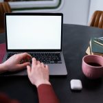 Suno AI — что это за нейросеть и для чего она нужна на телефоне с переводом интерфейса
